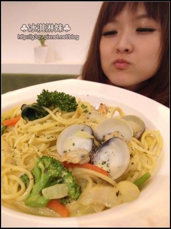 kimmi Food&Drink：kimmi Food&Drink  - 環境氣氛餐點佳 好喜歡小搖椅!!!!